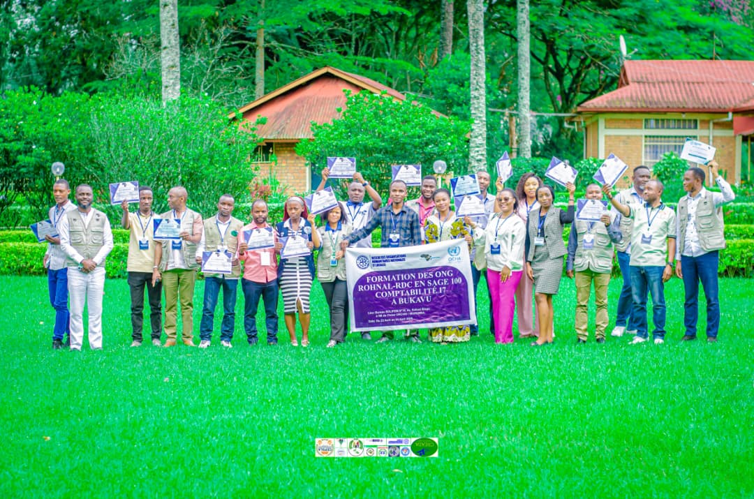 Formation des ONG ROHNAL-RDC en Sage Comptabilité 17 — participants avec leurs diplômes, Bukavu